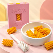 Rosa · Fideos en espiral y tenedor de cerca