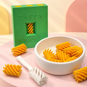 Verde · Fideos en espiral y tenedor de cerca